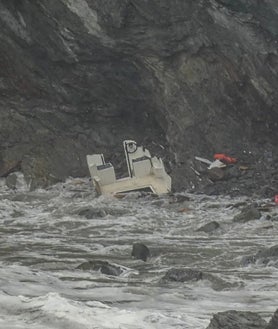 Imagen secundaria 2 - Sobre estas líneas, el barco en el que salió a faenar el pescador santoñés que colisionó con una roca. Arriba, los buzos de la Guardia Civil y el 112 Cantabria, en los días posteriores a su desaparición