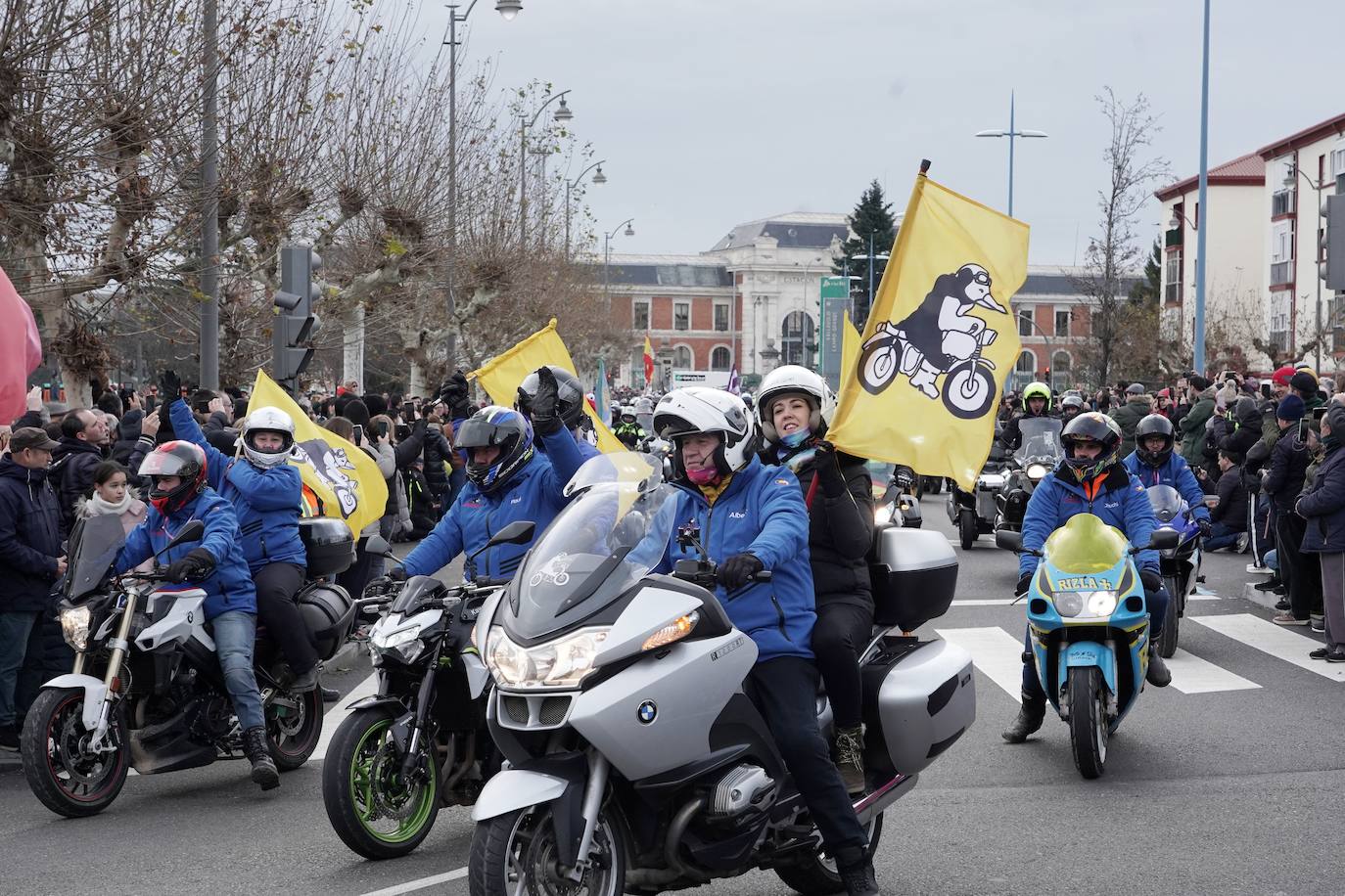 Peña motera en el desfile de banderas de Pingüinos 2024