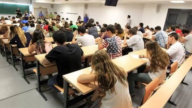 Alumnos durante un examen de idiomas en la Universidad de Sevilla