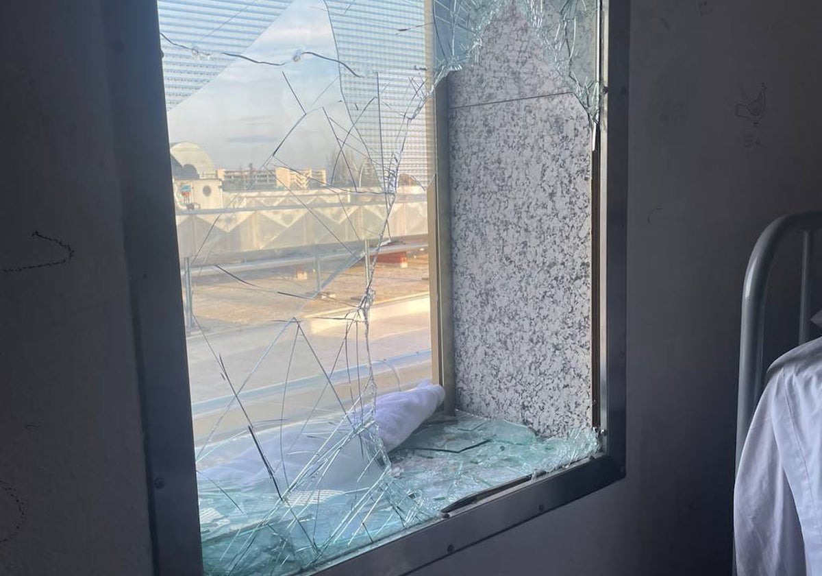 La ventana de una de las salas de inadmitidos de la Terminal 1 del aeropuerto Adolfo Suárez Madrid-Barajas