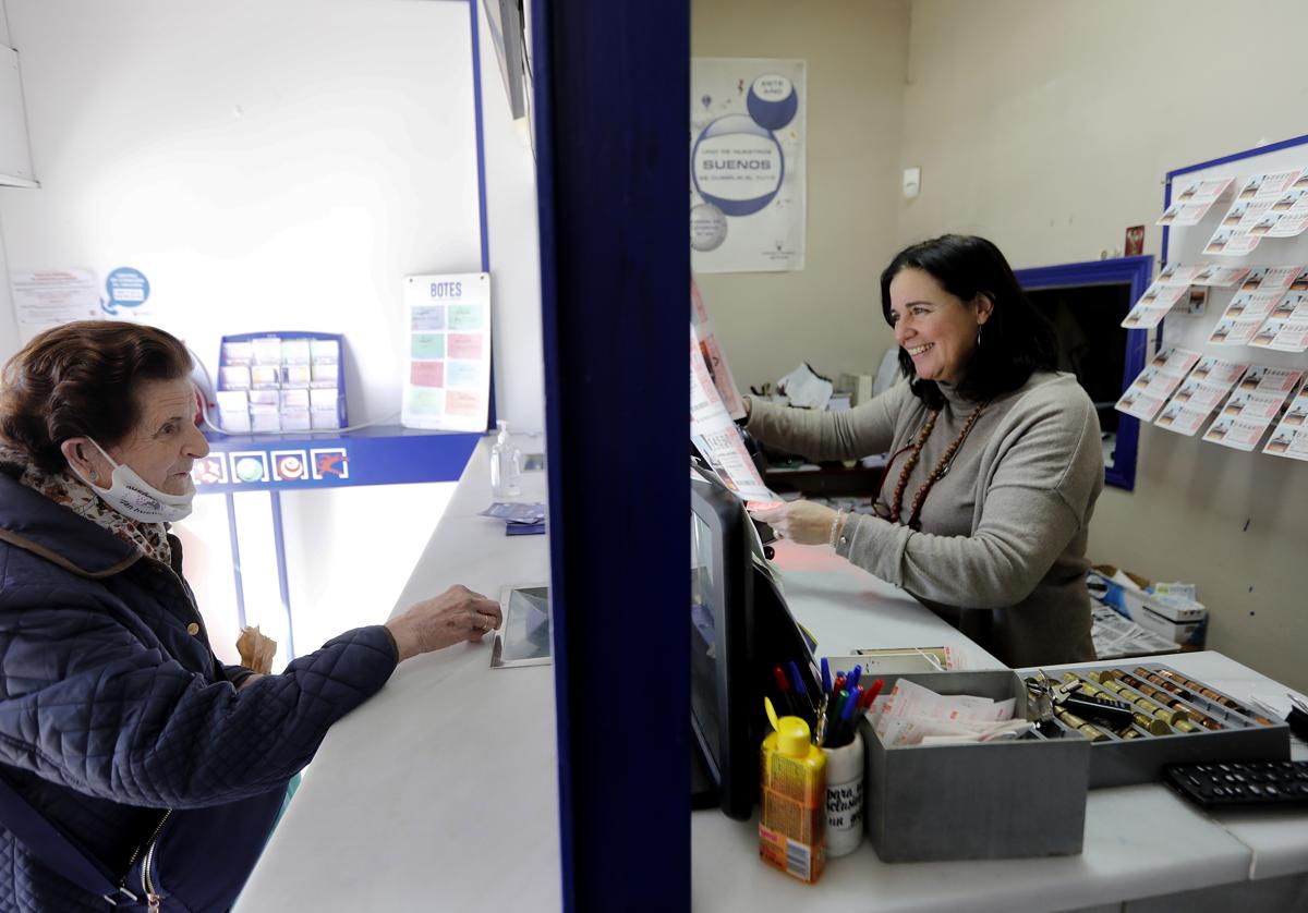 Una mujer compra lotería en una administración de Córdoba