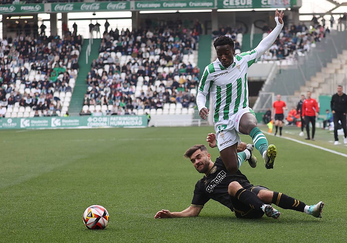 Mendes trata de irse de un rival en el partido ante el Intercity