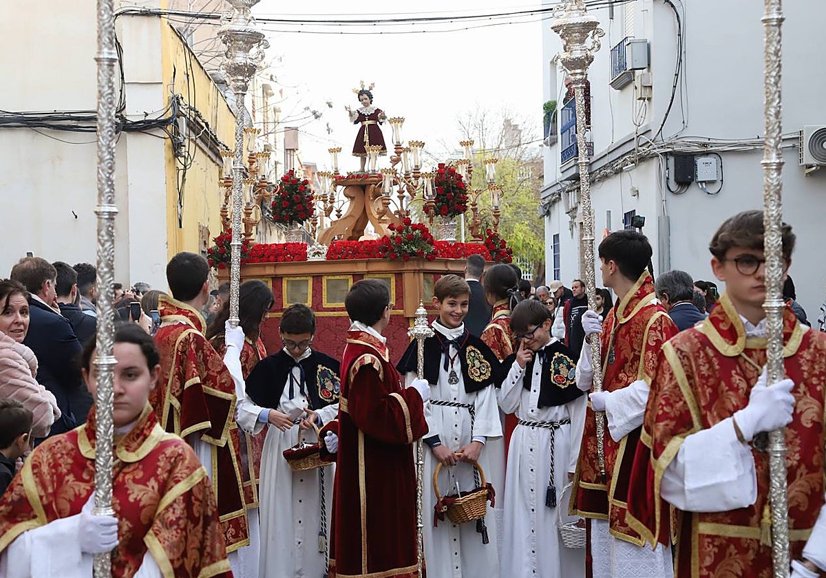 Numerosos jóvenes acompañan al Dulce Nombre de Jesús, el sábado
