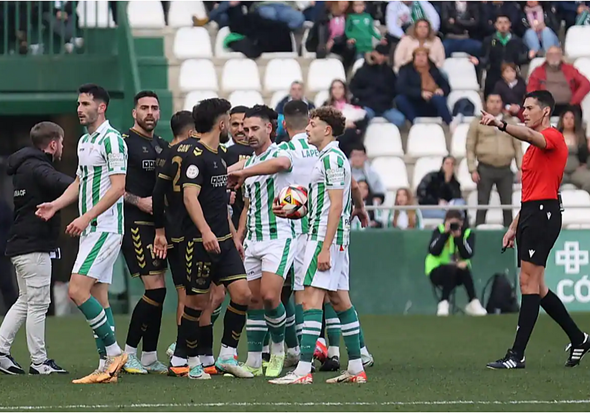 El árbitro muestra la salida a Carlos Albarrán tras mostrar la tarjeta roja