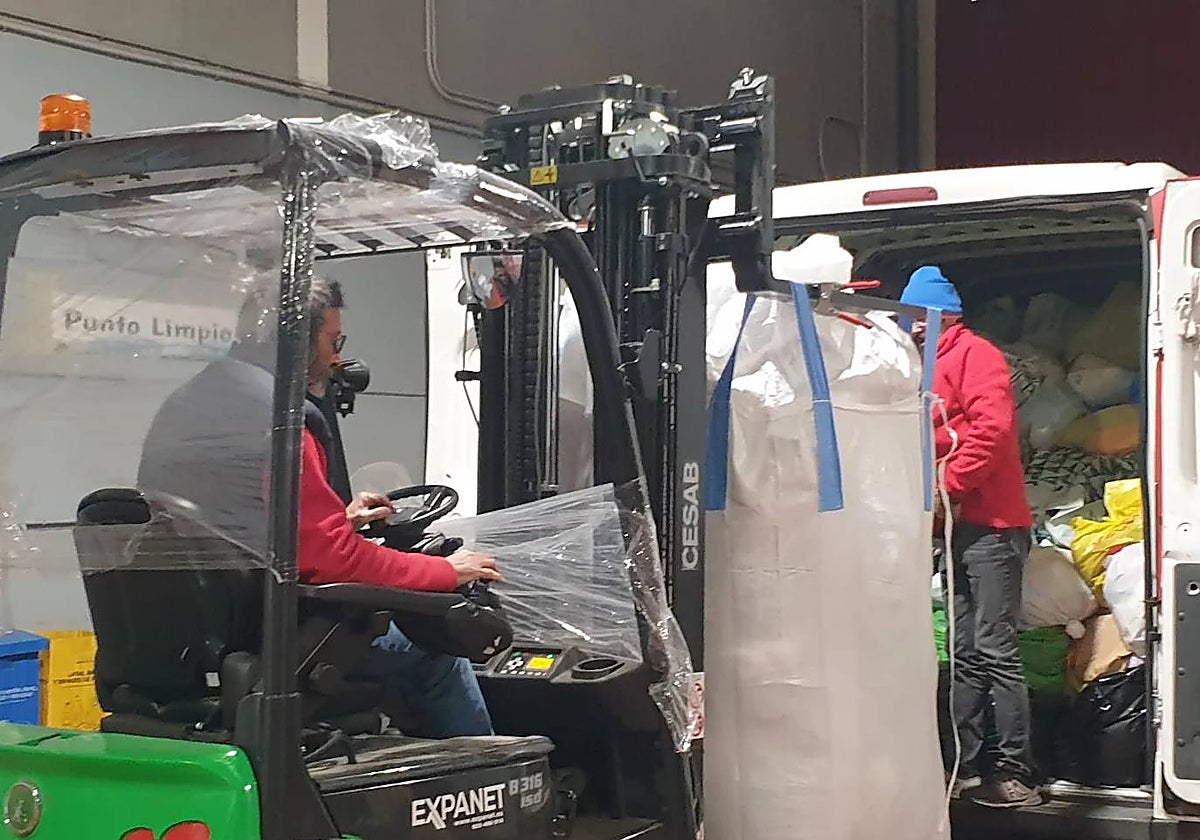 Trabajadores de Inserta Toledo procesan la ropa