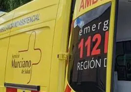 Una persona fallecida y 13 heridas al volcar un camión sobre un autobús de trabajadores en Lorca