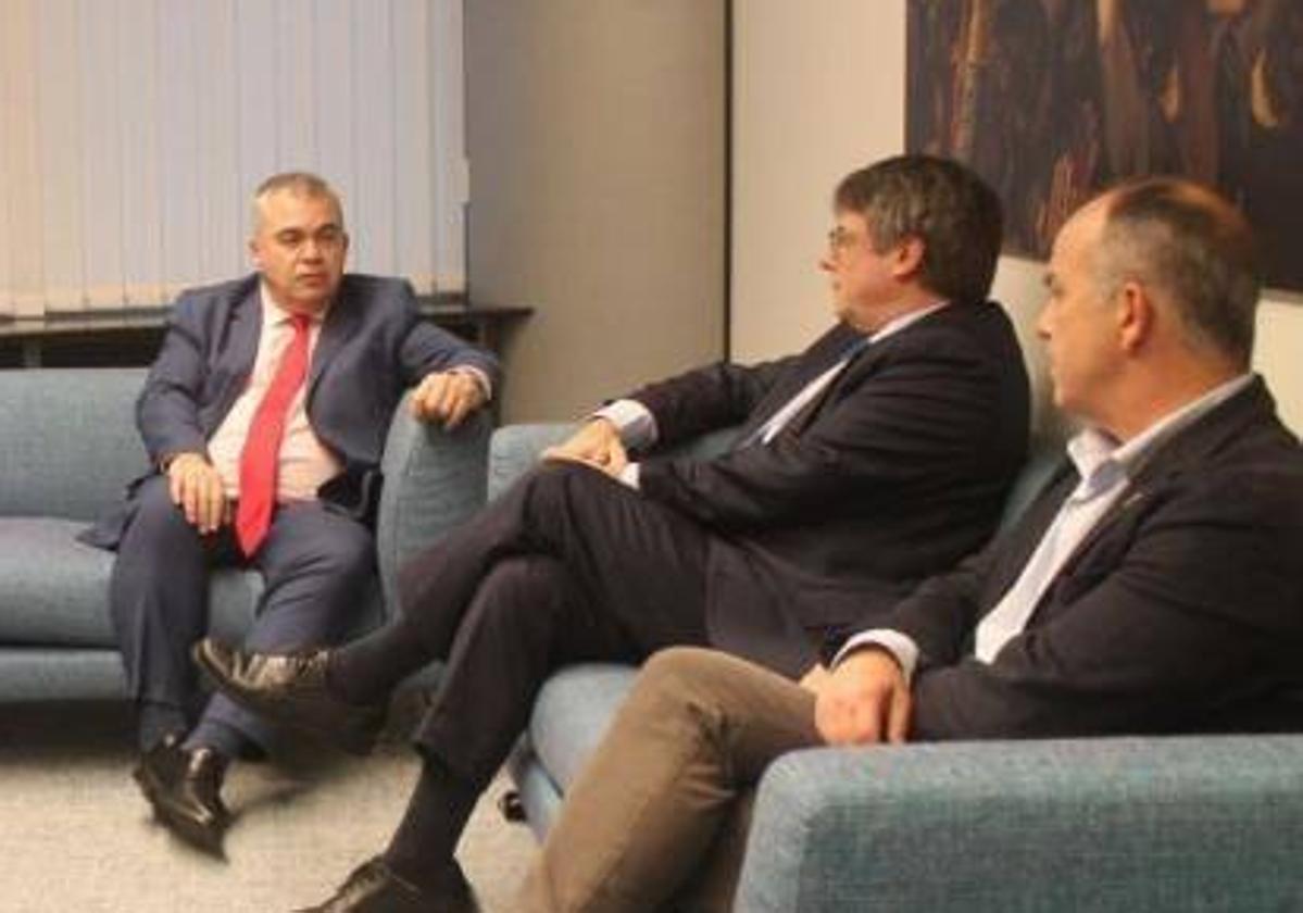 Santos Cerdán junto a Carles Puigdemont y Jordi Turull en Bruselas