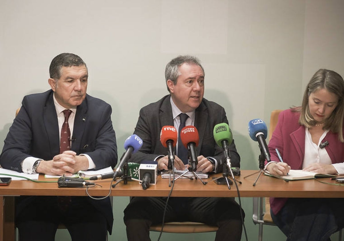 Juan Espadas junto a Gaspar Llanes y Alicia Murillo