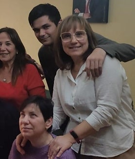 Imagen secundaria 2 - Con su madre, Dolores, el día que cumplió 47 años. Con su hermana Marisa, a la izquierda, cuando Juani tenía 18 años, era invidente total y fue elegida dama de las fiestas de Munera (a la derecha). La última Navidad, el pasado 25 de diciembre, con sus hermanas Marisa, Mari Carmen y el hijo de Juani, Jaime.   