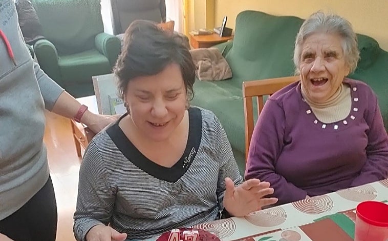 Imagen principal - Con su madre, Dolores, el día que cumplió 47 años. Con su hermana Marisa, a la izquierda, cuando Juani tenía 18 años, era invidente total y fue elegida dama de las fiestas de Munera (a la derecha). La última Navidad, el pasado 25 de diciembre, con sus hermanas Marisa, Mari Carmen y el hijo de Juani, Jaime.   