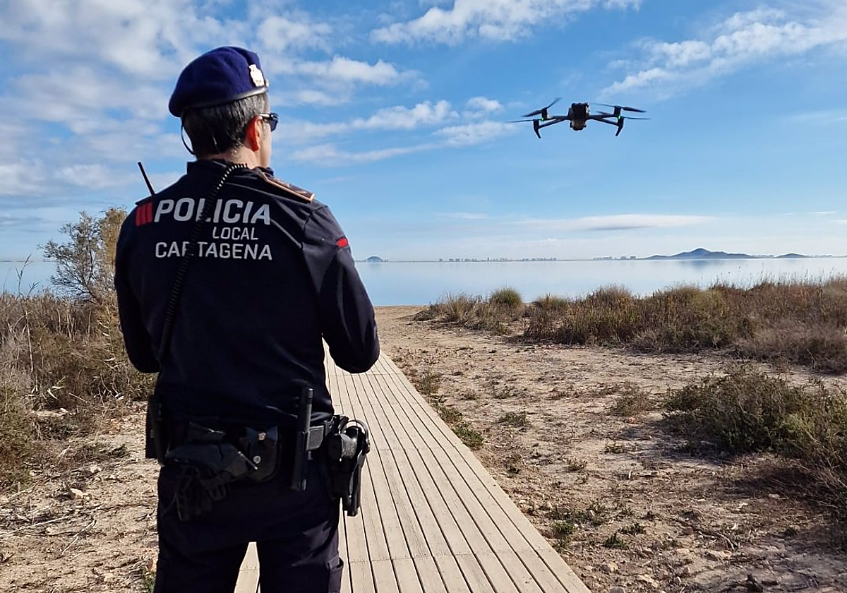 Un agente de la Policía local de Cartagena participando en el dispositivo de búsqueda del joven desaparecido en el Mar Menor