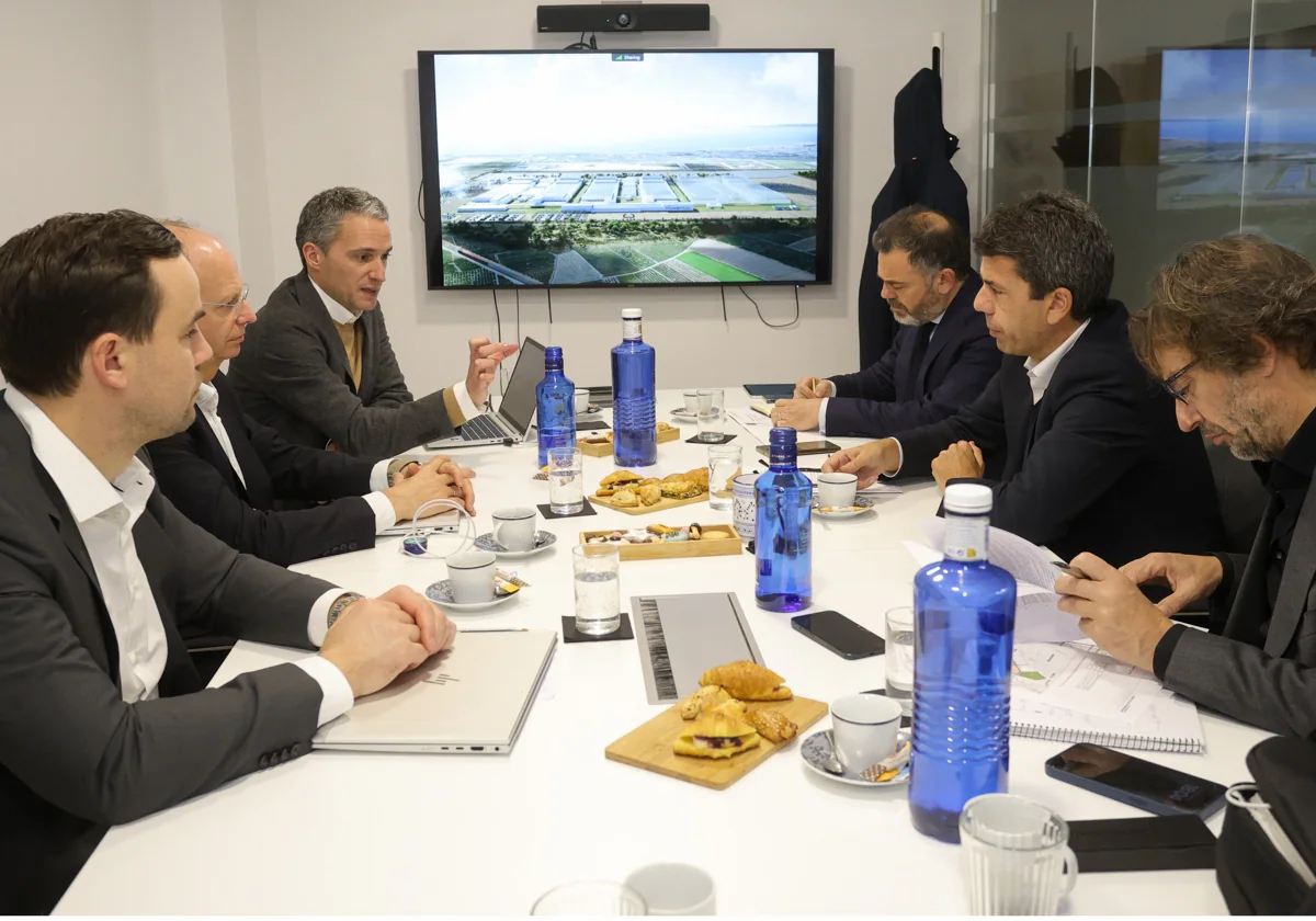 Directivos de PowerCO durante una reunión con el presidente de la Generalitat Valenciana, Carlos Mazón, hace unos días.