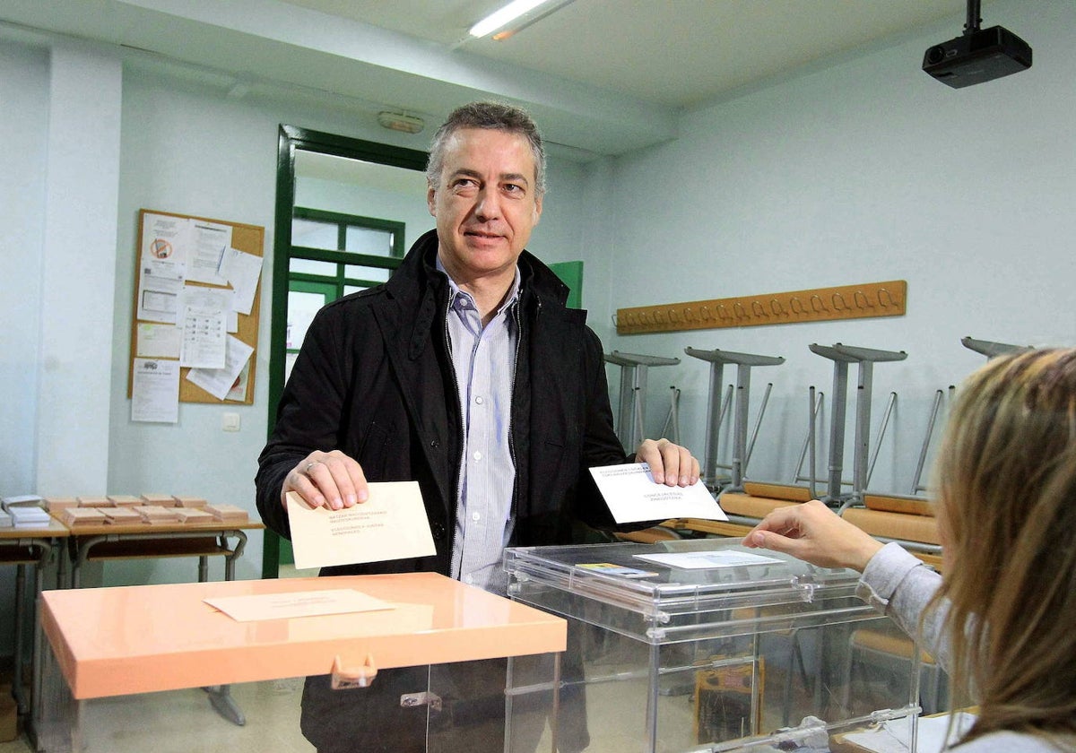 El lehendakari, Iñigo Urkullu, ejerce su derecho al voto en una imagen de archivo