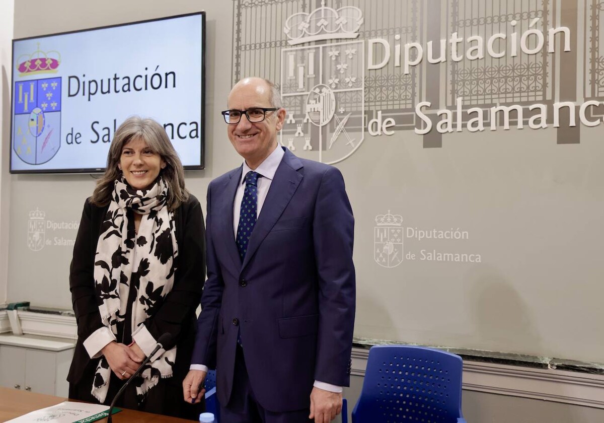 El presidente de la Diputación, Javier Iglesias, acompañado por Eva Picado, diputada de asuntos sociales