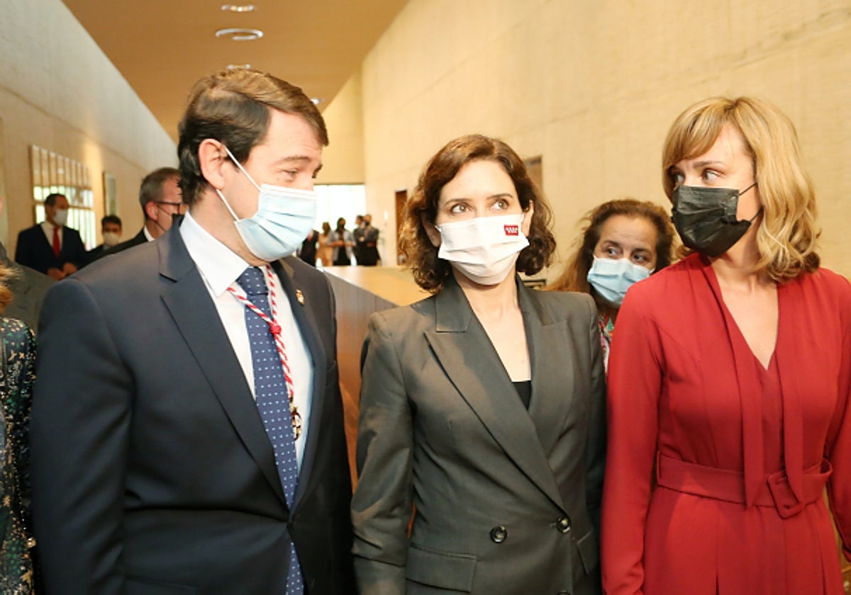 Alfonso Fernández Mañueco junto a Pilar Alegría e Isabel Díaz Ayuso en la toma de posesión como presidente de la Junta en 2022