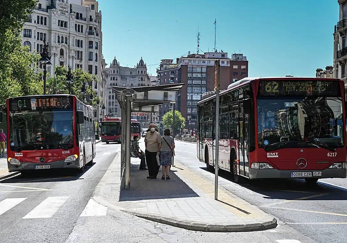 Imagen de archivo de dos autobuses de la EMT a su paso por el centro de Valencia