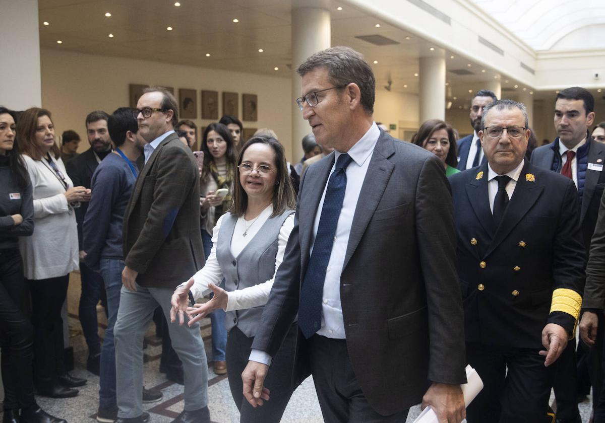 Feijóo llega al pleno acompañado de Mar Galcerán, diputada del Partido Popular