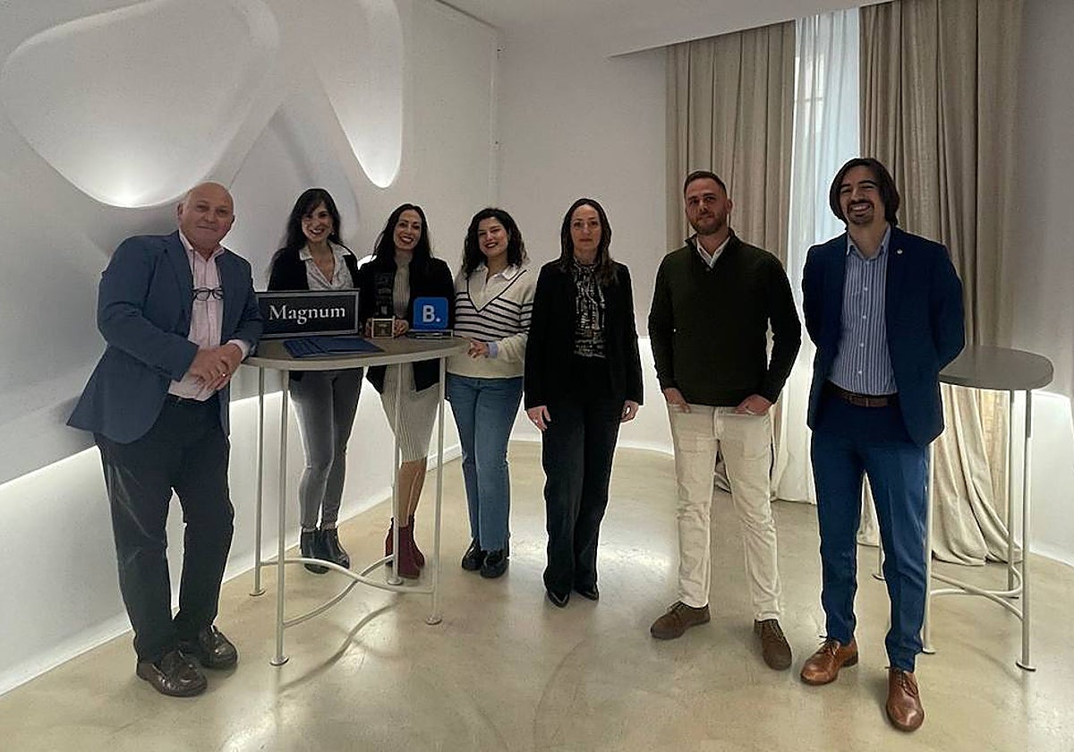 El equipo del Hotel Suite Generis con dos de los socios del Grupo Magnum