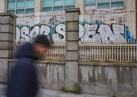 Imagen secundaria 1 - Tras la salida de los neonazis de Hogar Social, el edificio fue tapiado en la parte baja. Pese a las cámaras de seguridad y las alarmas instaladas, los grafiteros han hecho de las suyas en algunos de los ventanales tapiados.