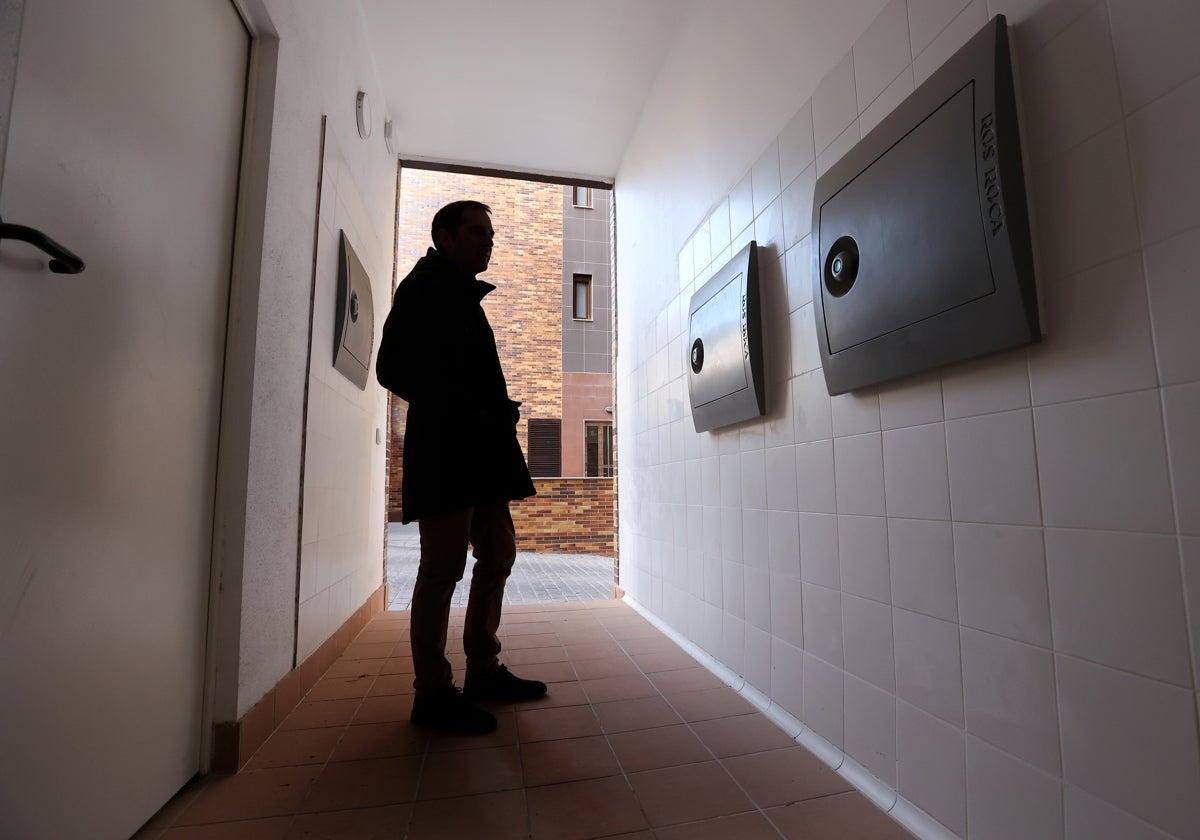 Un vecino, en un cuarto destinado a la recogida neumática de basura en un edificio de Poniente