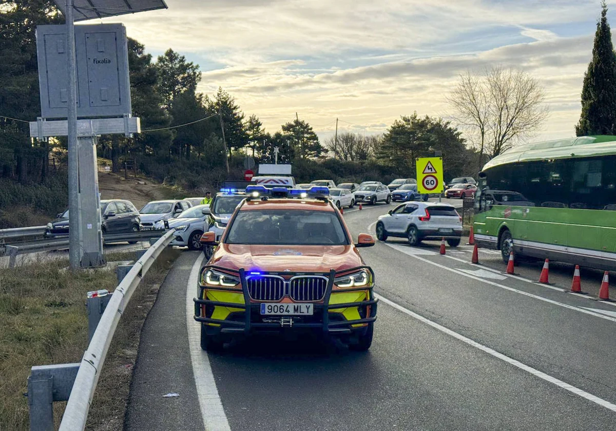 Vehículos atrapados en los accesos a Navacerrada y Cotos el fin de semana