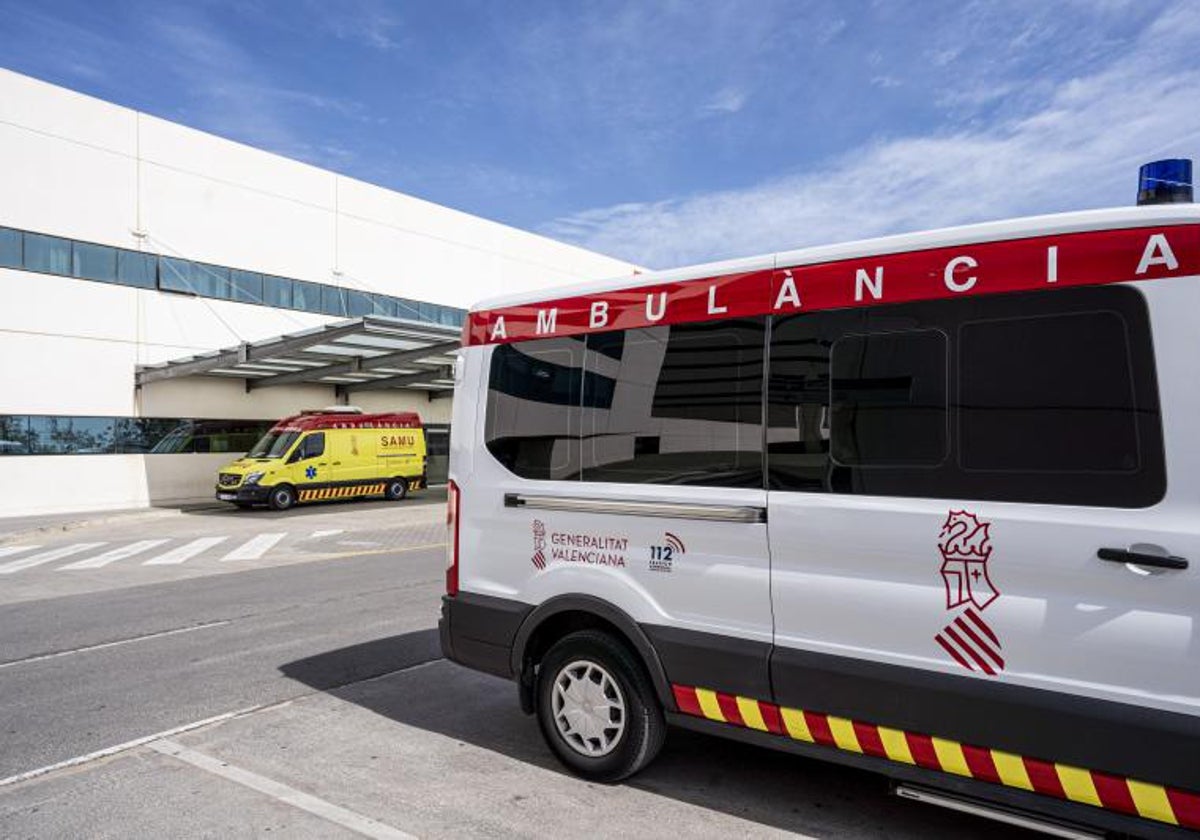 Imagen de archivo de una ambulancia en el Hospital La Fe de Valencia