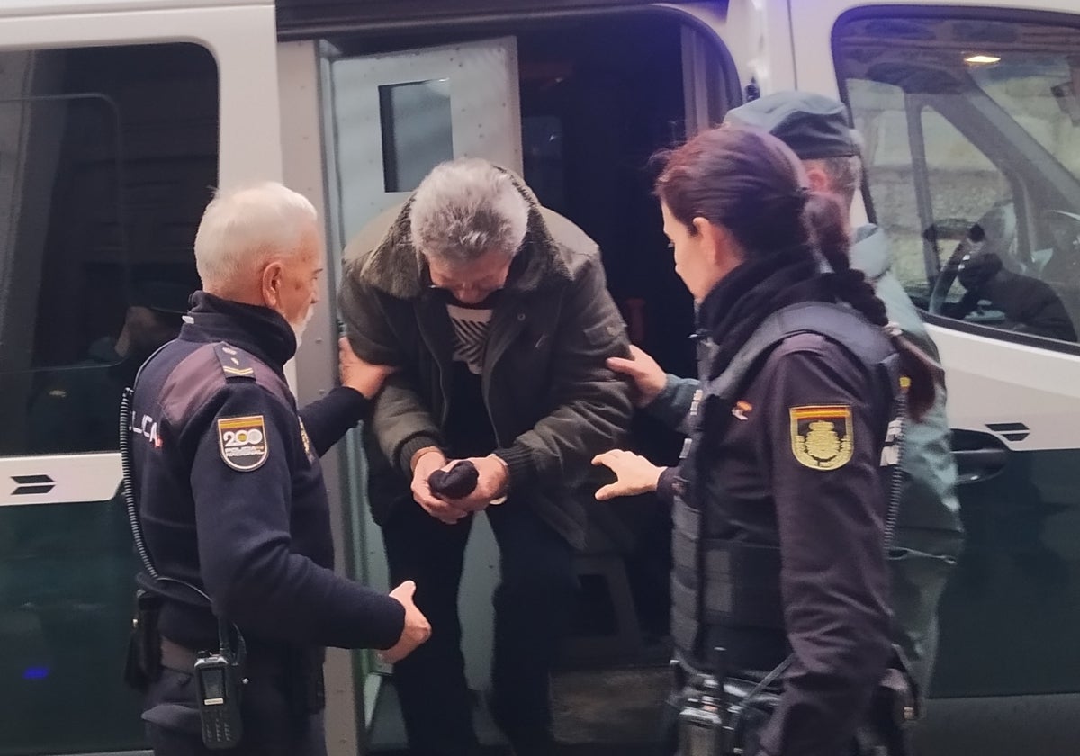 José Manuel baja del furgón de la Guardia Civil para entrar en la Audiencia por el garaje