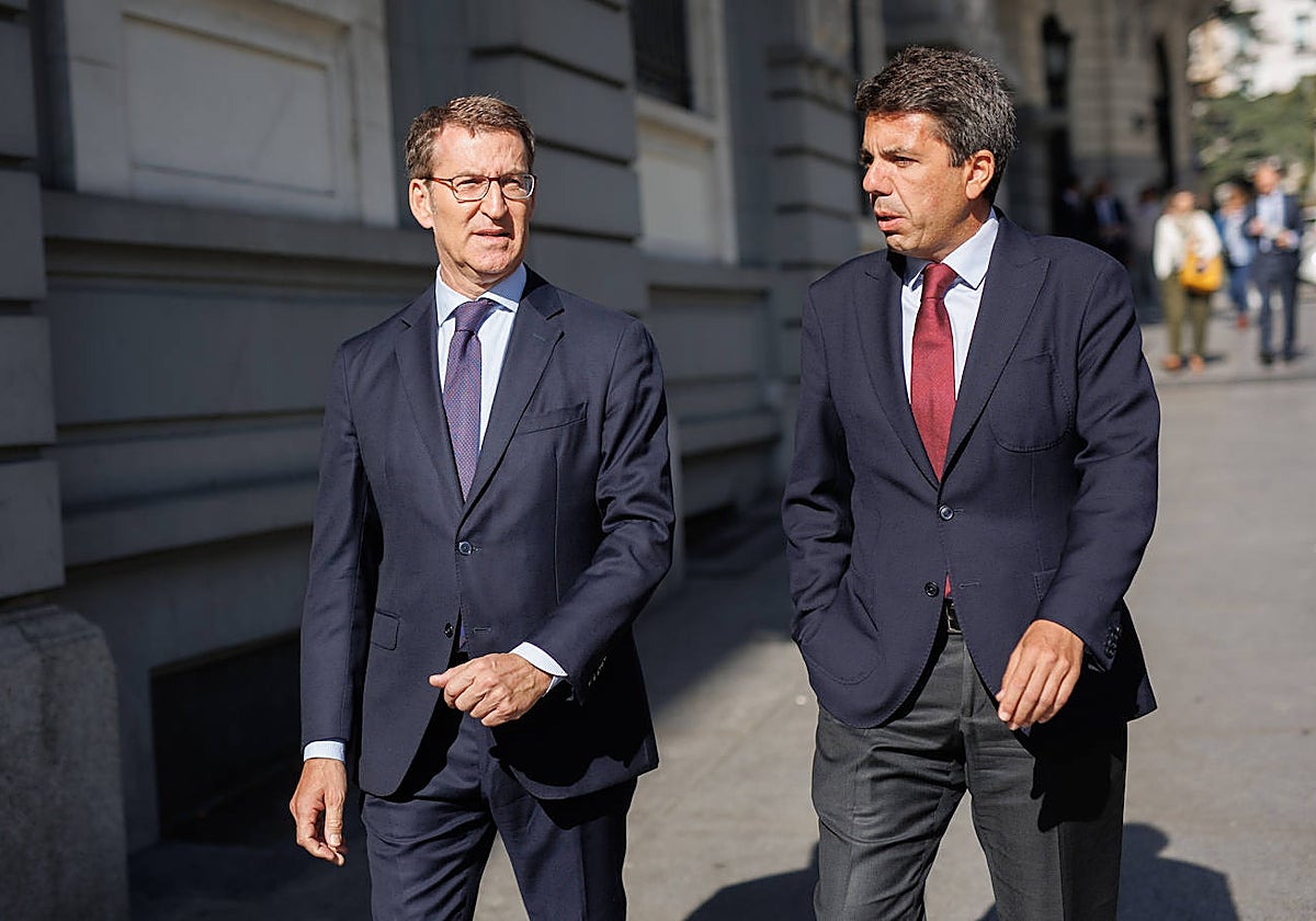 Imagen de archivo del líder del PP, Alberto Núñez Feijóo, y el presidente de la Generalitat Valenciana, Carlos Mazón