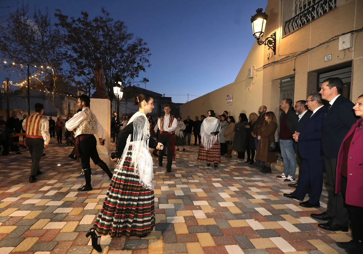 Bailes tradicionales durante la reinauguración de la calle Independencia de Elda, después de las obras.