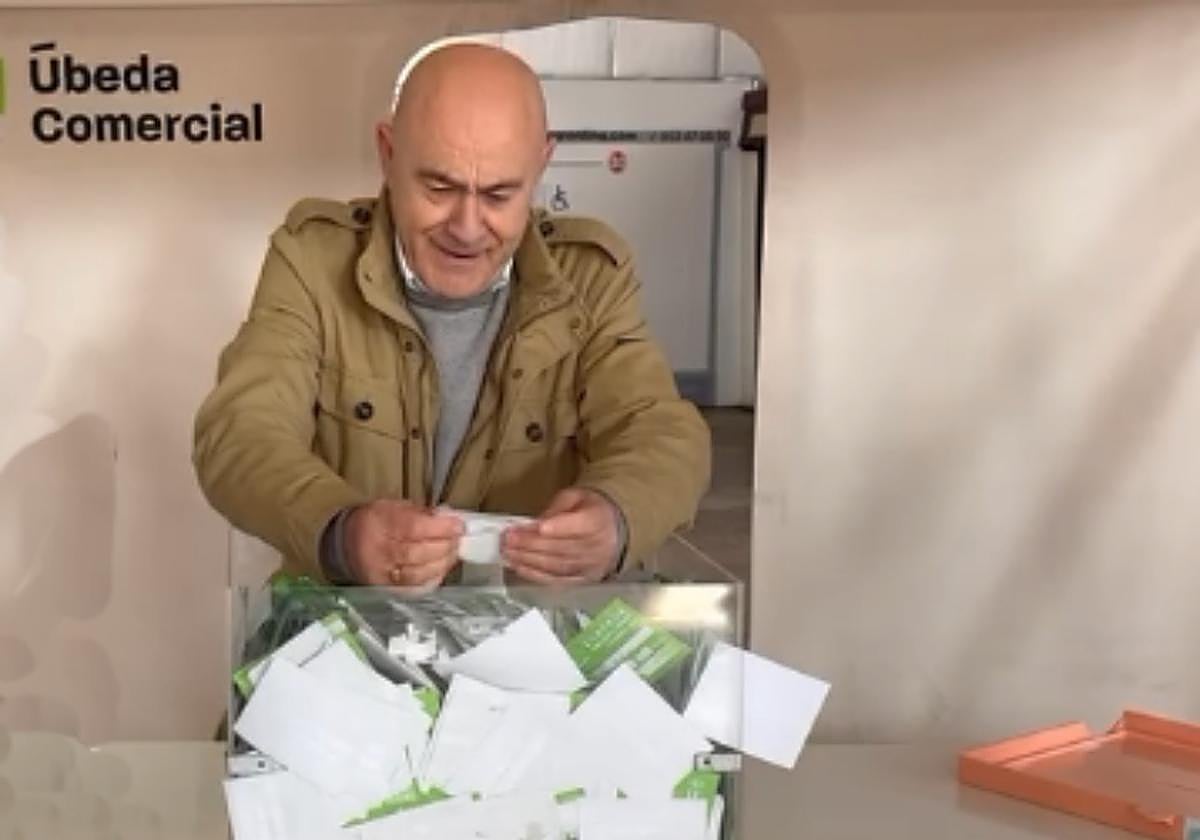 El concejal de Comercio del Ayuntamiento de Úbeda (PSOE), José Luis Madueño, realizando el sorteo