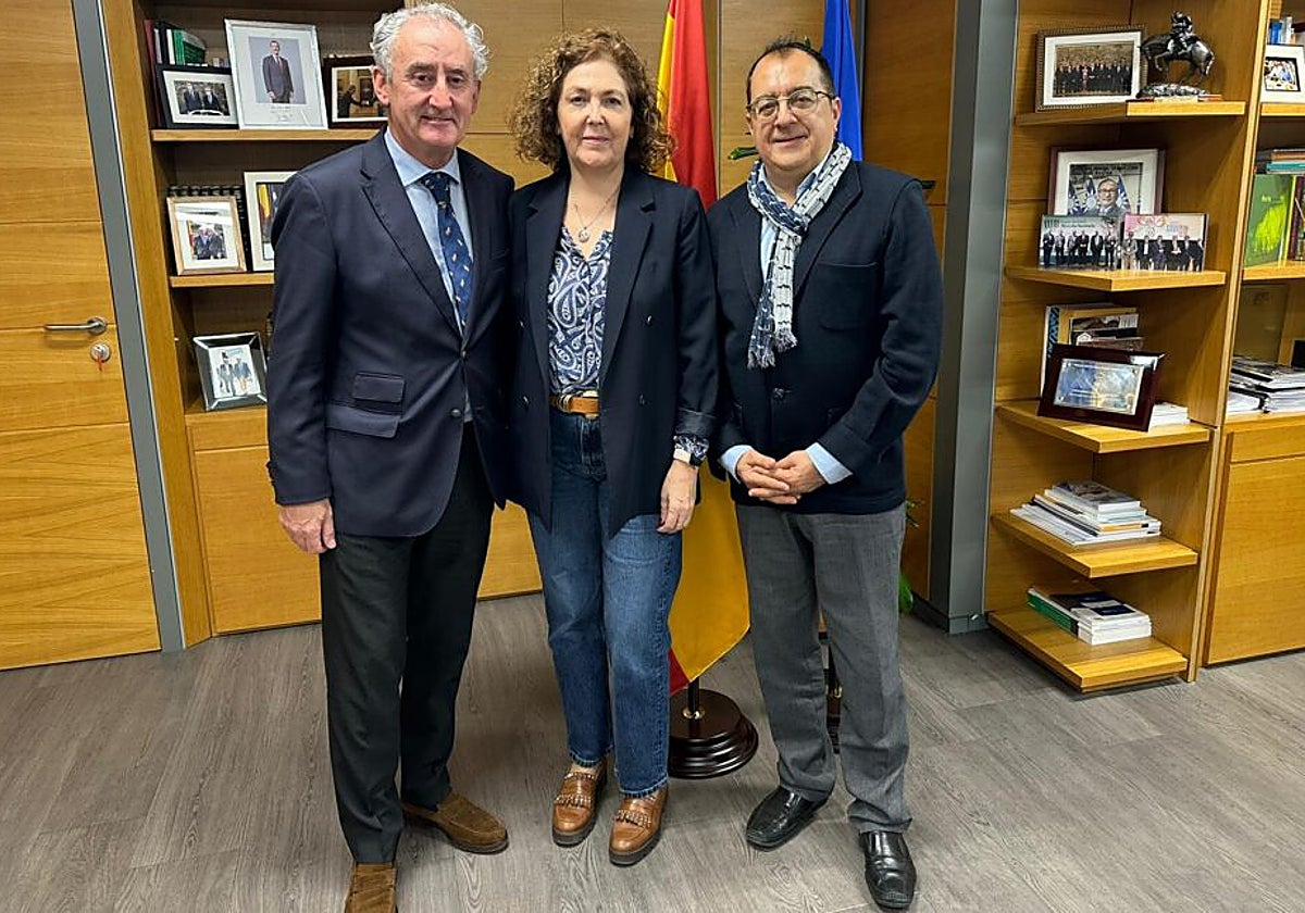 Tomás Cobo, Isabel Moya y Carlos Fornes, durante su reunión en Valencia.