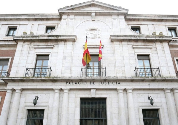 Jurado popular contra una ex pareja tras entrar ella en casa de él para ver si estaba con otra y darle éste una patada