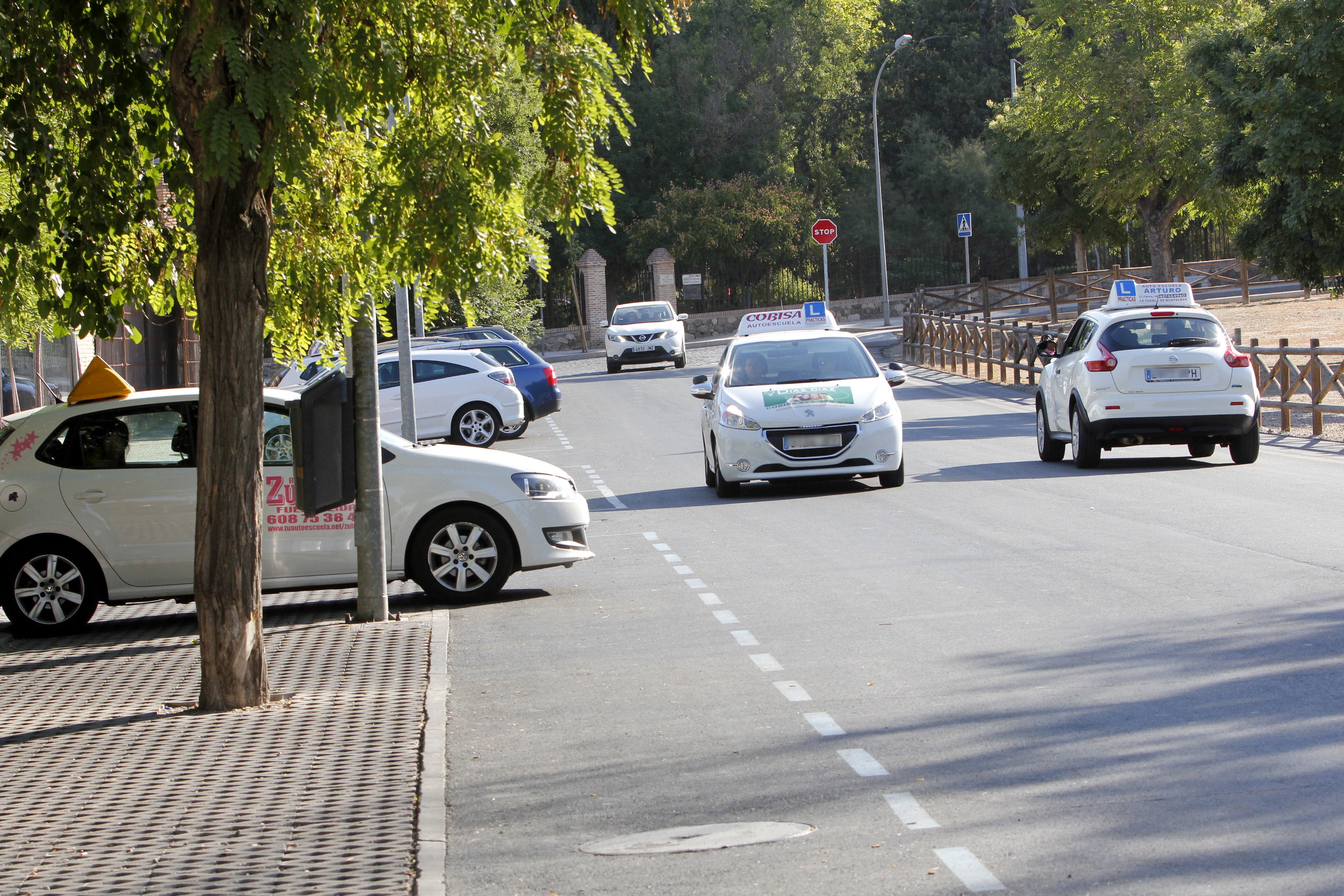 Varios coches de una autoescuela mientras los alumnos realizan el examen del carnet