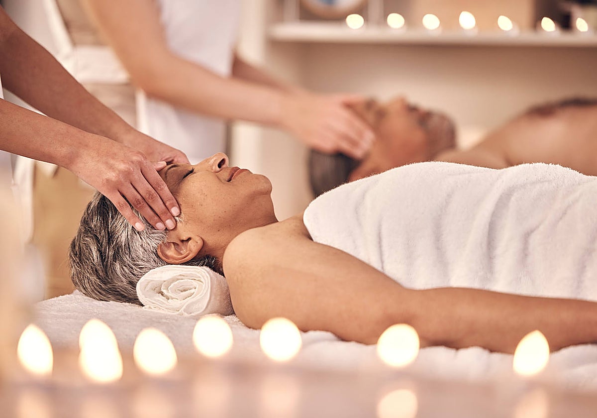 Imagen de archivo de una persona mayor disfrutando de un masaje en un balneario