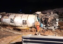 Un conductor se da a la fuga tras volcar con su camión cisterna en la A-3 en Valencia