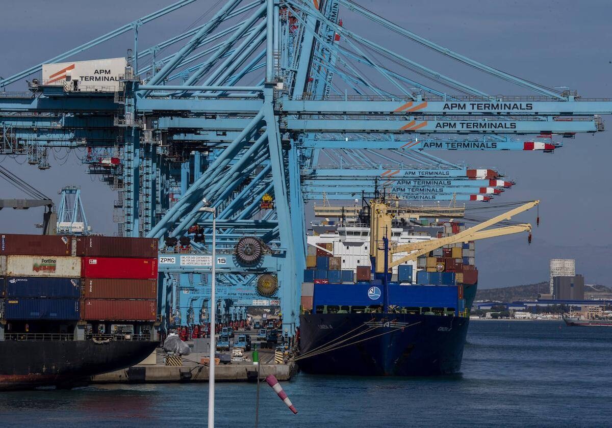 Barco mercante con contenedores en el Puerto de Algeciras, en la provincia de Cádiz