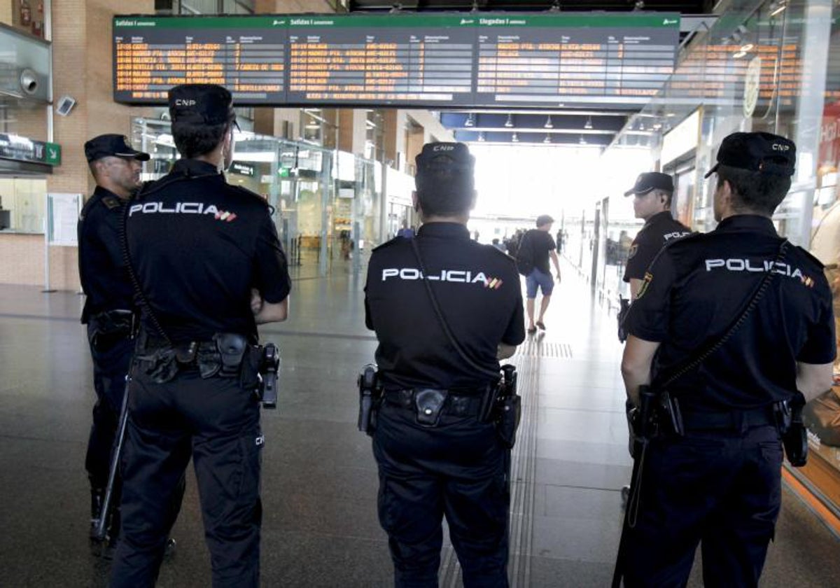 Agentes de la Policía Nacional de guardia en una estación de tren en Andalucía