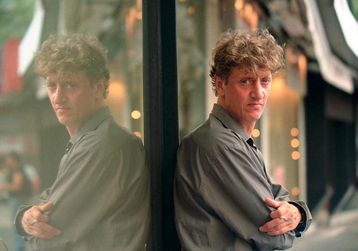 Enrique San Francisco jugando con su reflejo