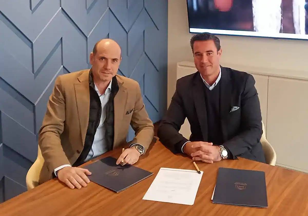 Ricardo Bocanegra y Francisco Espinosa en la firma del acuerdo