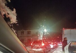 Caos en las carreteras de Soria por la nieve: «Llevamos aquí muchas horas parados»