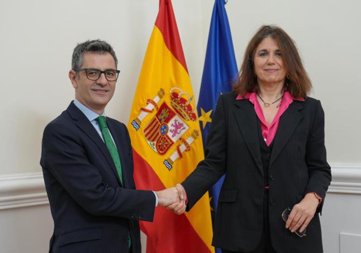 El ministro Bolaños, con la presidenta de la APM, María Jesús del Barco