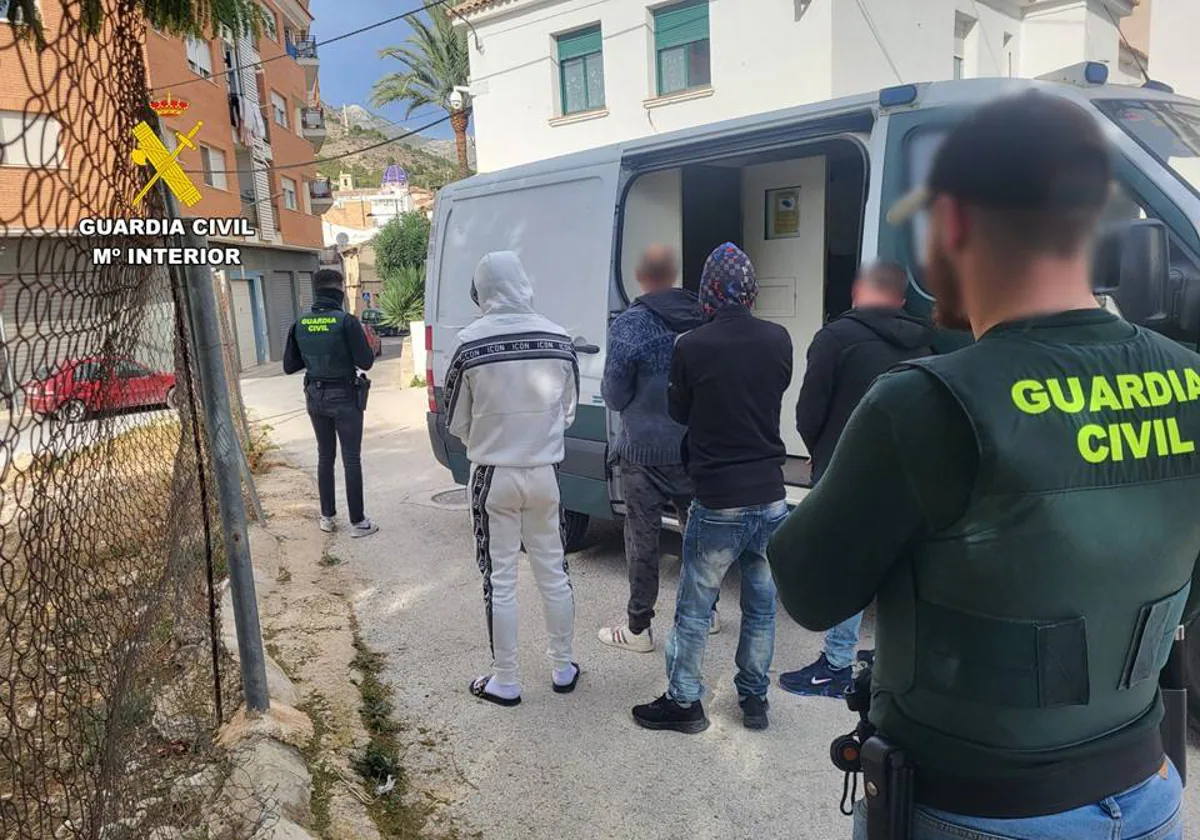 Imagen de la detención de los cuatro delincuentes por parte de la Guardia Civil