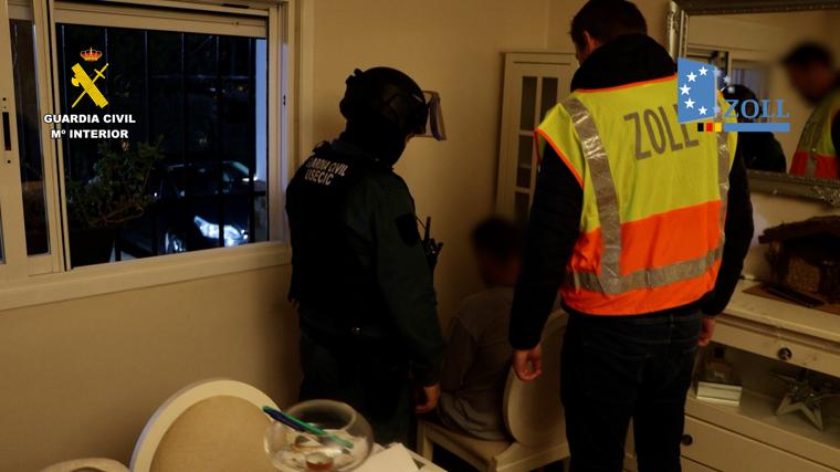 Una de las imágenes de la operación difundida por la Guardia Civil
