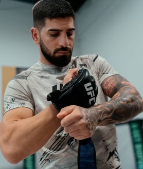 Imagen secundaria 2 - La carrera de Ilia Topuria se ha forjado a base de horas y horas dentro de su gimnasio, el Climent Club. La técnica de golpeo del hispanogeorgiano es exquisita, aunando la potencia, la precisión y la velocidad en cada movimiento. 