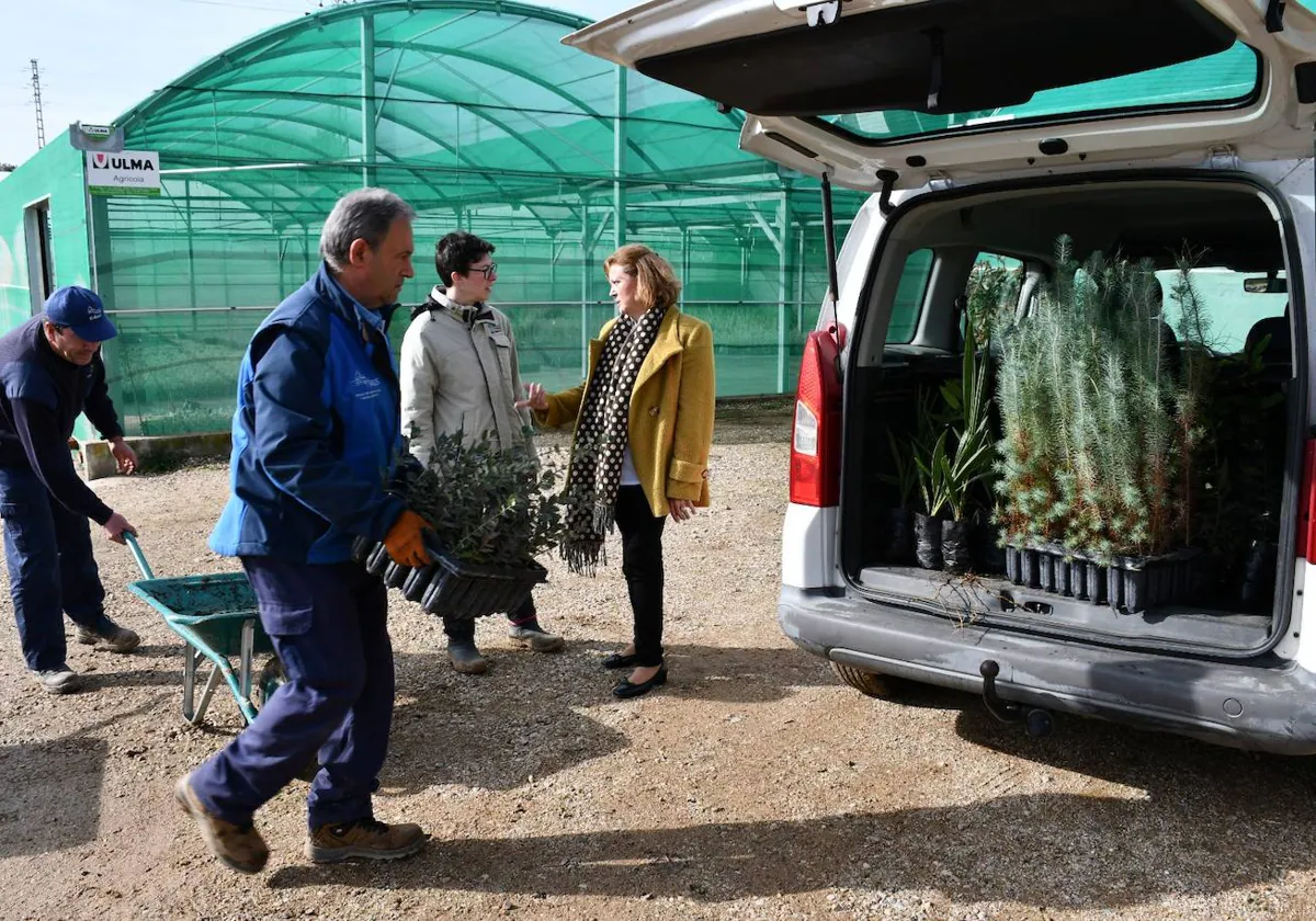 Marina García durante el reparto en el vivero educativo Taxus