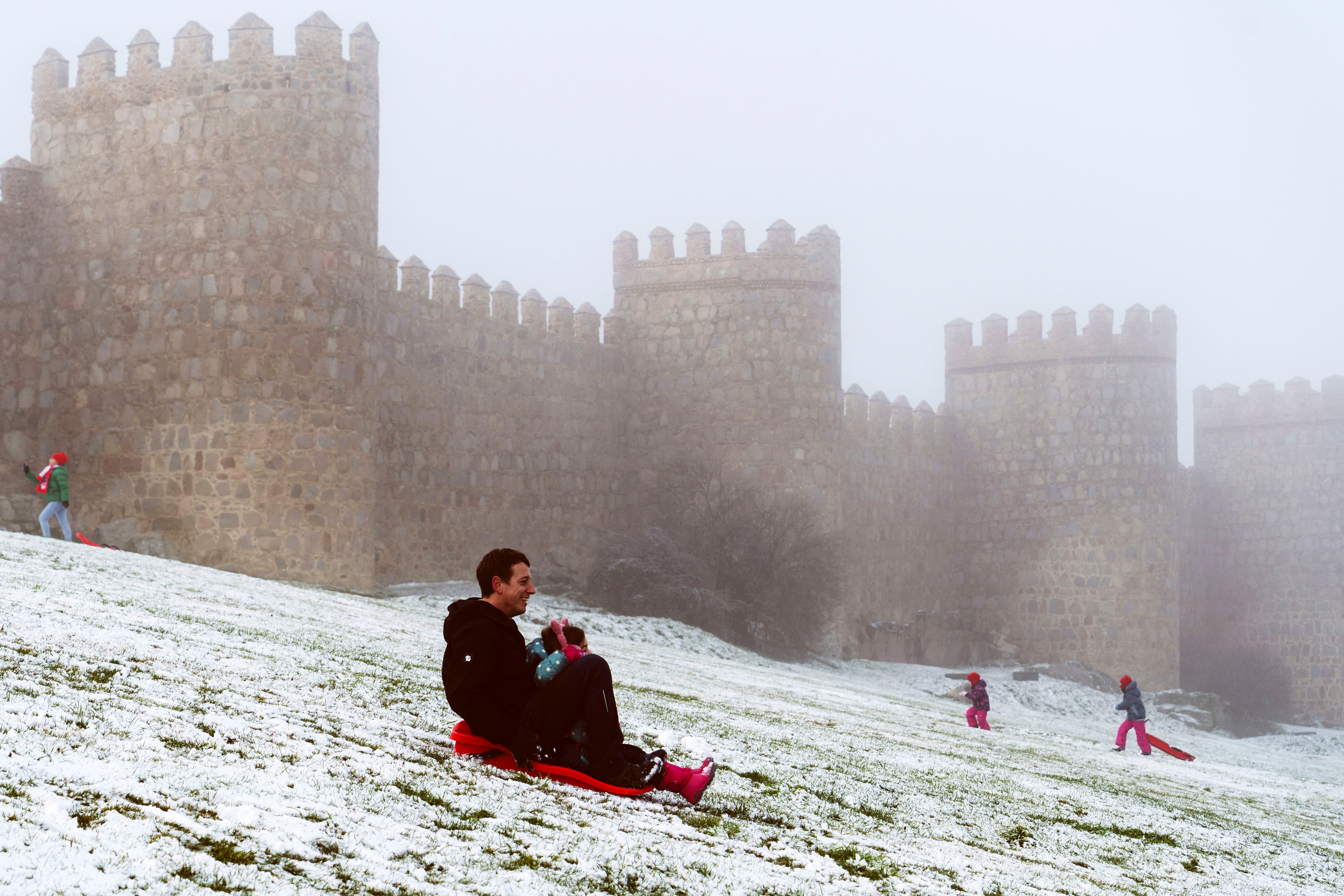 Los abulenses han disfrutado hoy de la nieve a los pies de la muralla