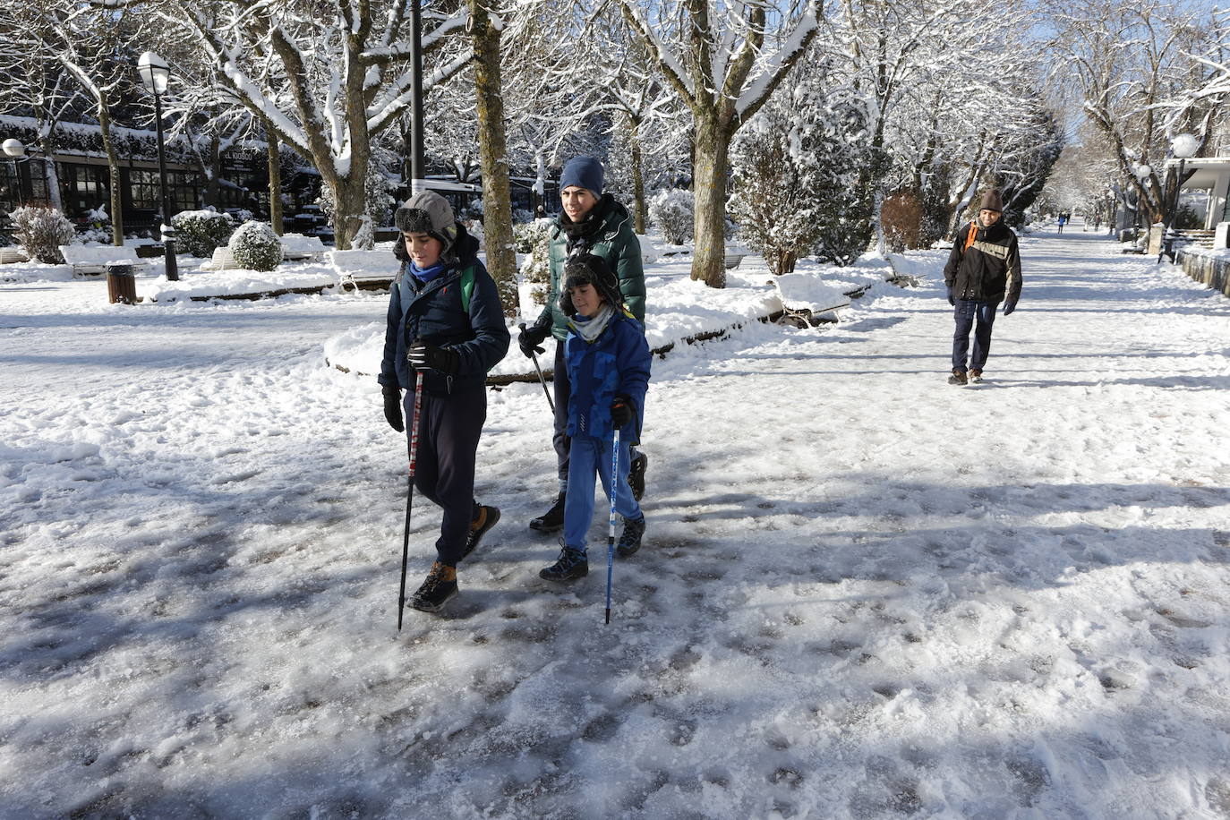 Las calles de Soria han amanecido cubiertas de nieve