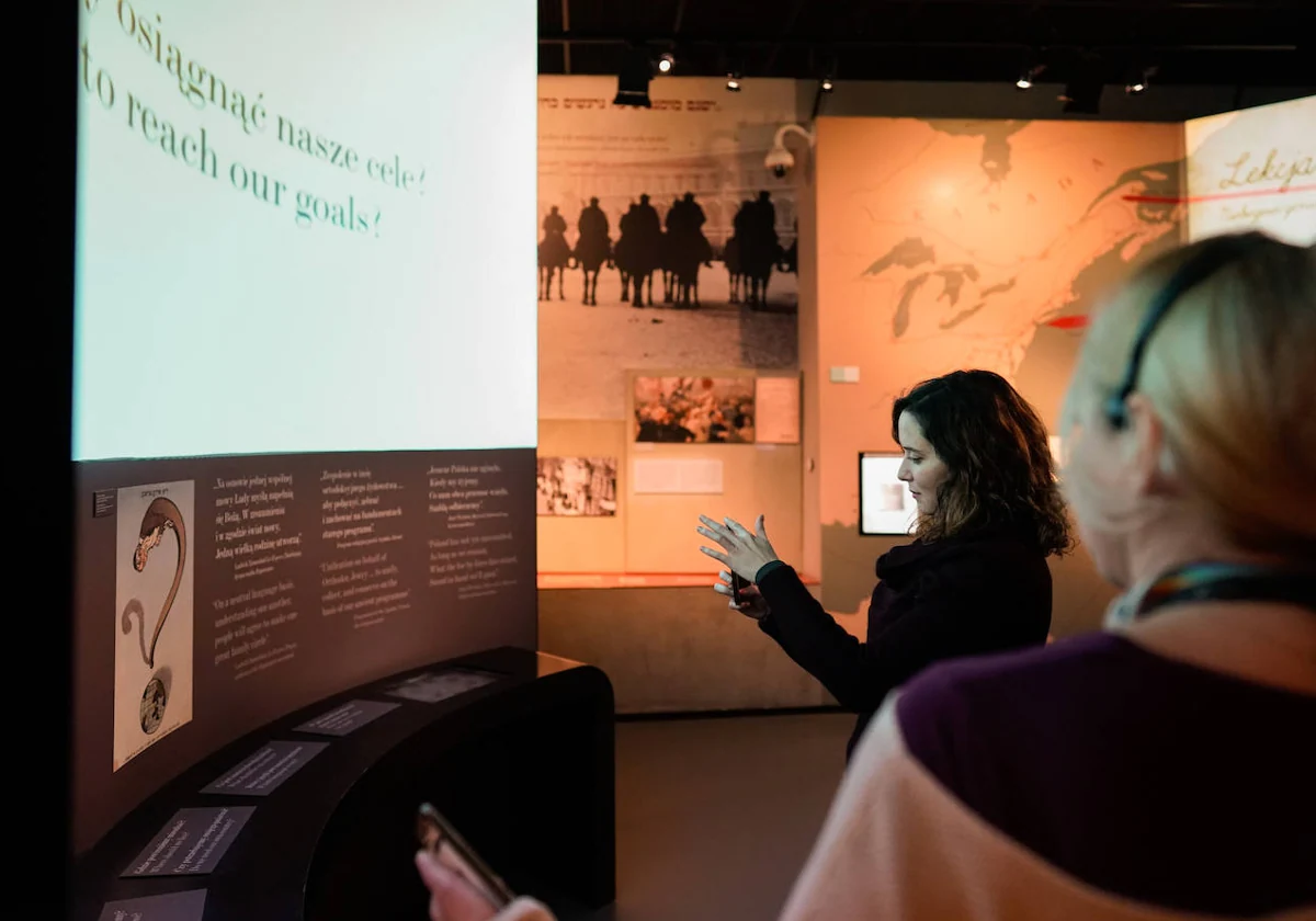 Díaz Ayuso toma una fotografía con su móvil en una de las salas del Museo de Historia de los Judíos Polacos