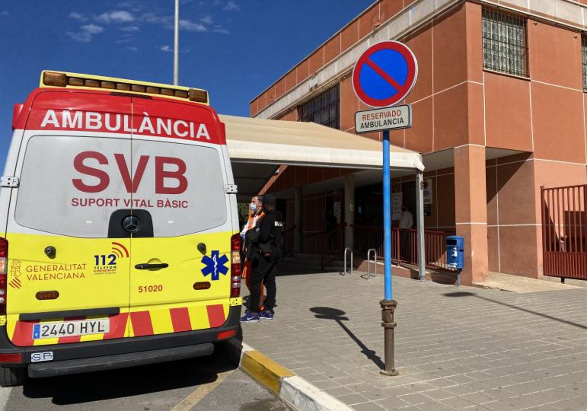 Una ambulancia de SVB junto a un centro de salud, en imagen de archivo.