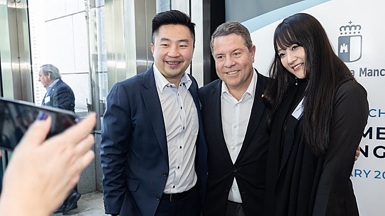 Page junto a jóvenes empresarios asiáticos; al fondo, Ángel Nicolás